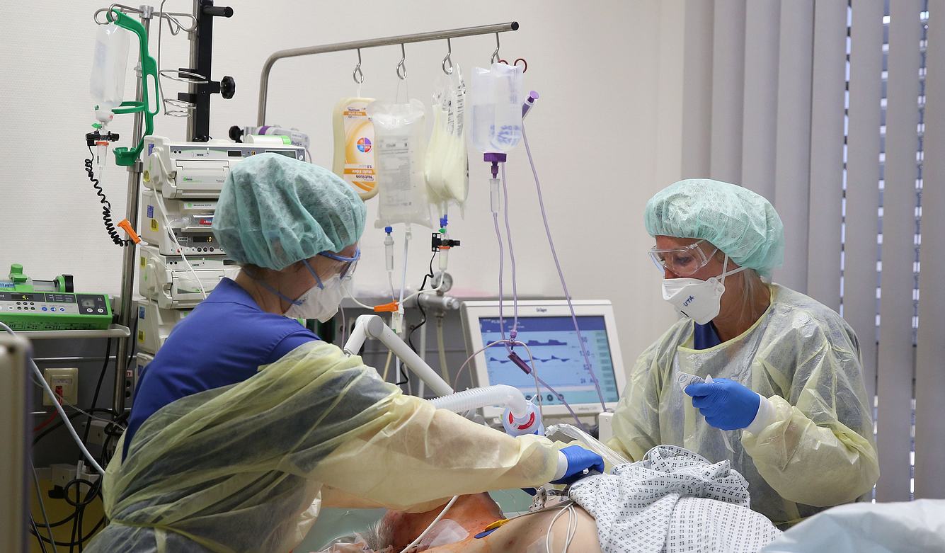 Corona: Neue Symptome bei Erkrankten entdeckt Corona-Patient wird in Krankenhaus behandelt