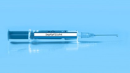 Spritze mit der Aufschrift Impfpflicht - Foto: iStock / Jens Rother