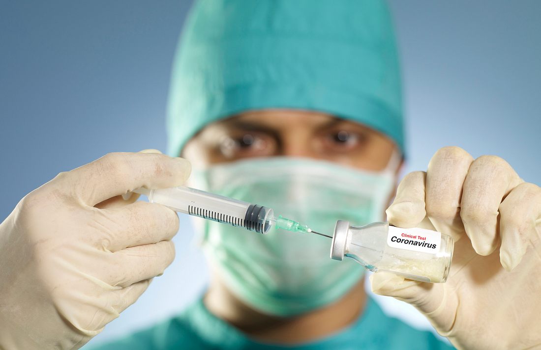 Corona-Impfstoff: Produktion soll in 2 Wochen beginnen Mediziner mit Impfstoff gegen das Coronavirus