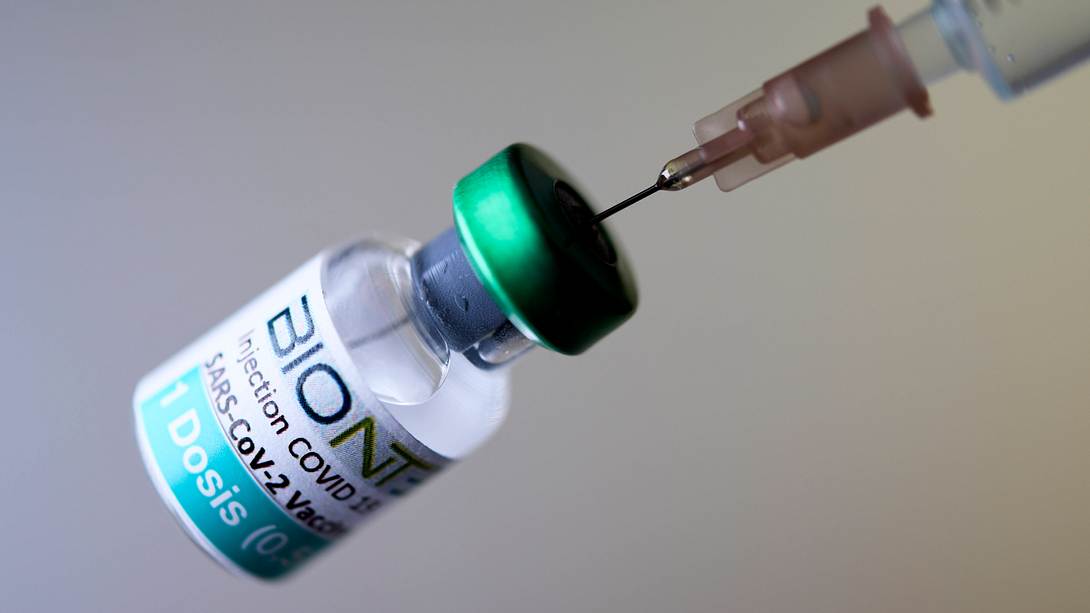 Corona-Impfstoff von Biontech - Foto: imago images / Laci Perenyi