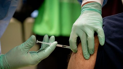 Corona-Impfstoff wird verabreicht - Foto: Getty Images / KAY NIETFELD