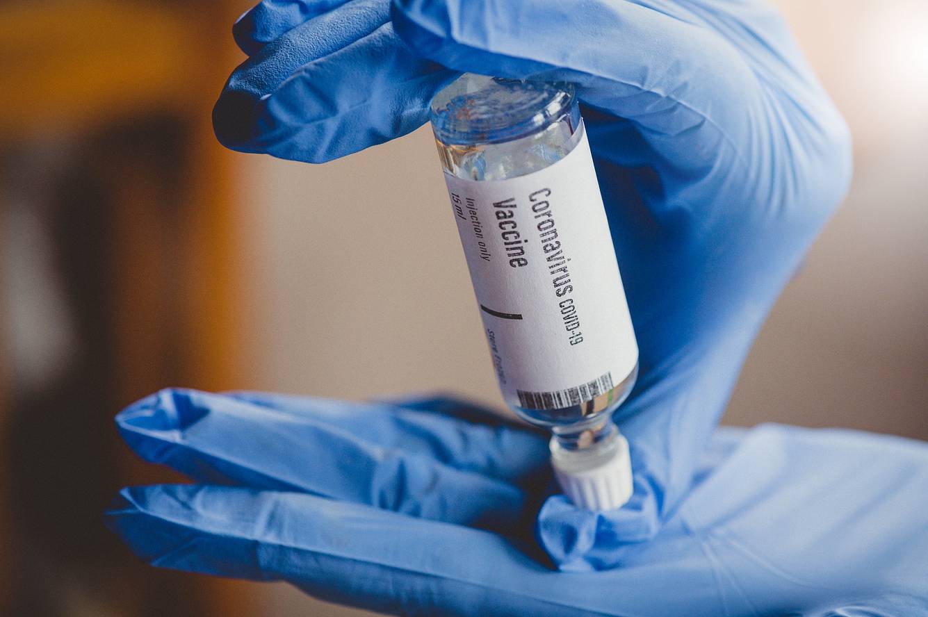 Corona: Kommt mit einem Impfstoff die Normalität wieder? Fläschchen mit Impfstoff gegen das Coronavirus