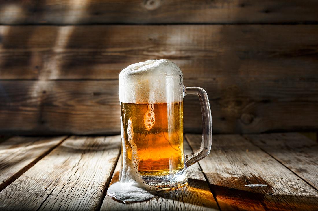 Corona-Krise: Geht uns jetzt das Bier aus? Bierkrug auf Holzdielen