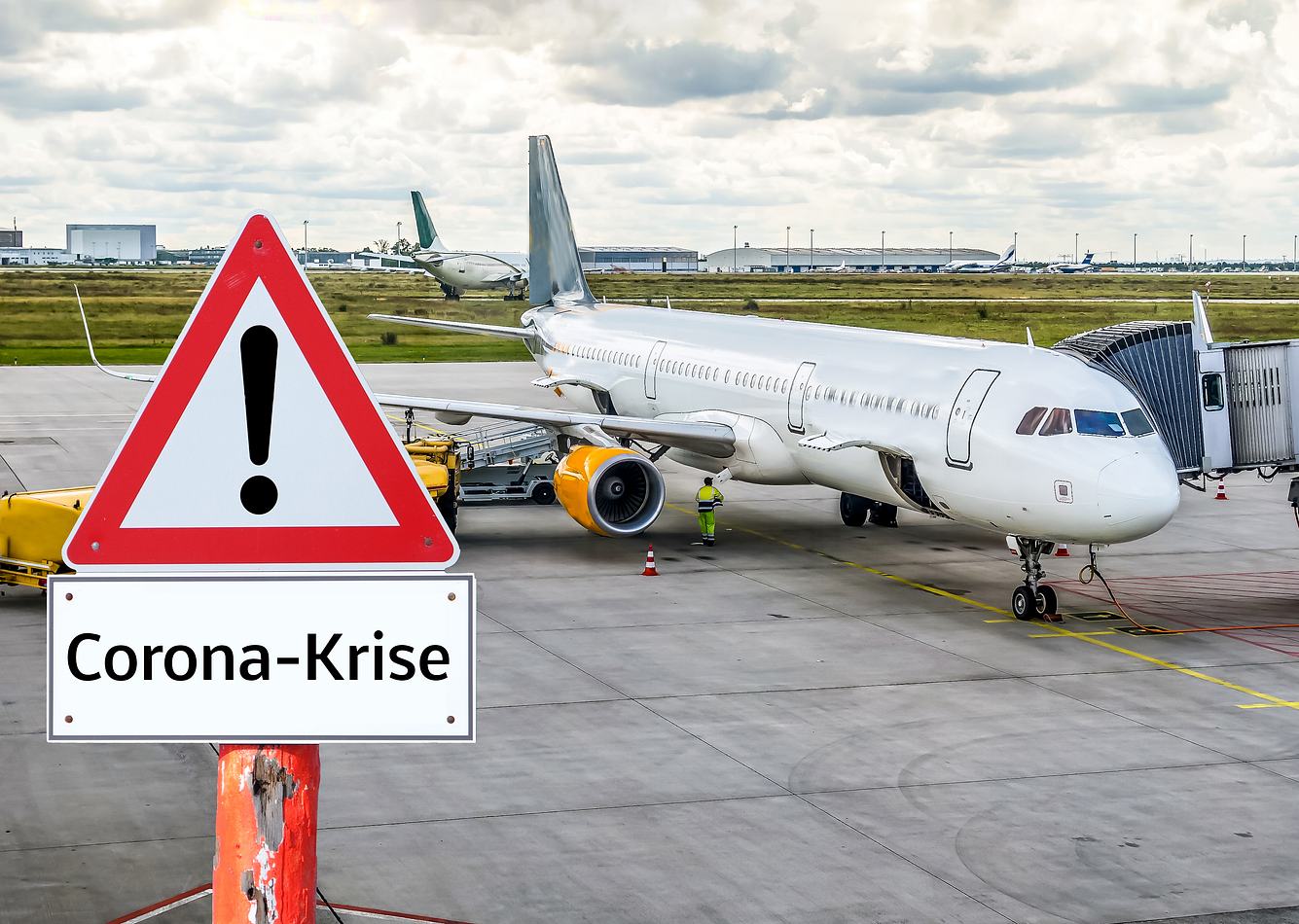 Corona: Neue Reisewarnungen für 11 europäische Staaten Flughafen mit Flugzeug und Corona-Warnhinweis