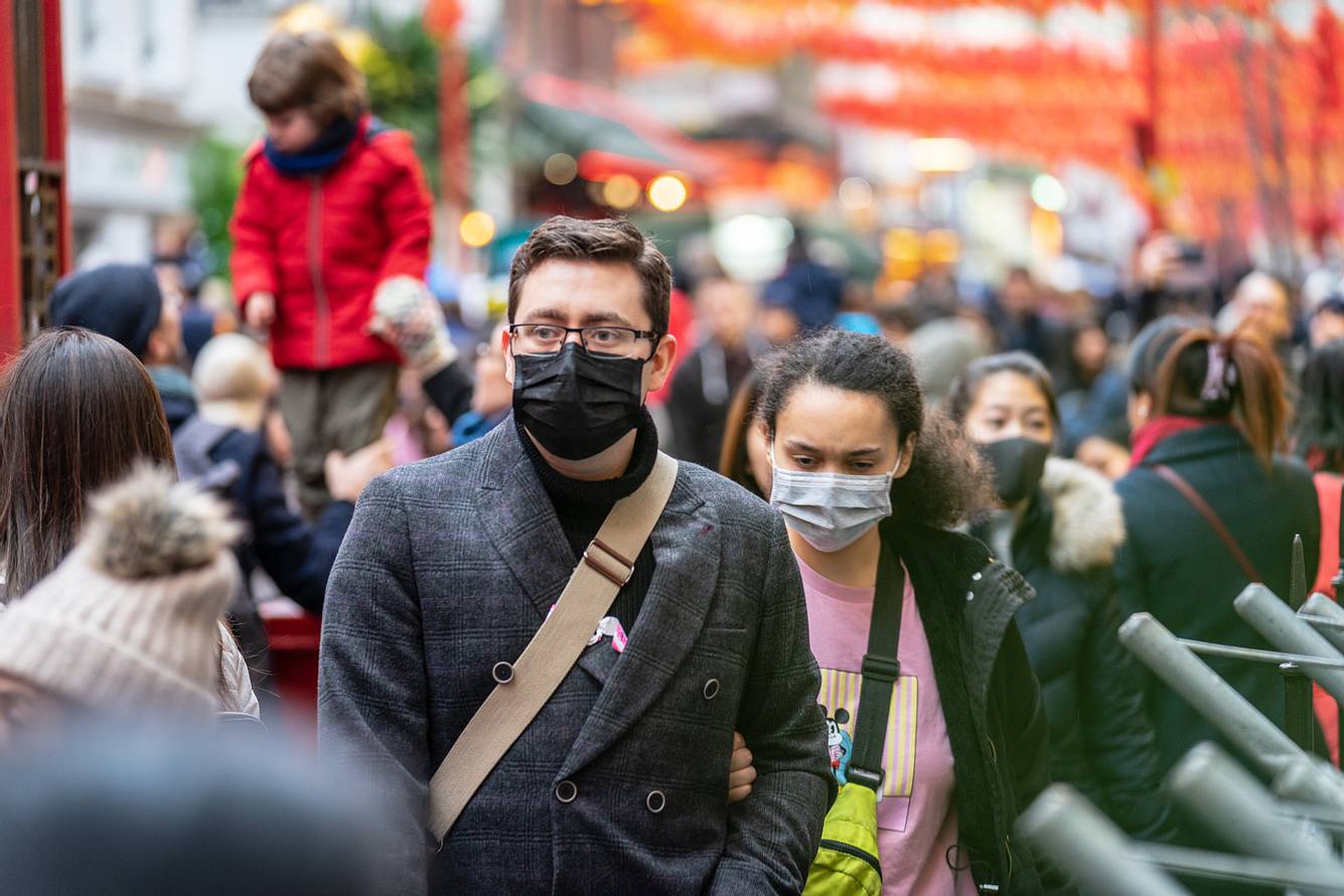 Menschen auf der STraße mit Mund-Nasen-Maske