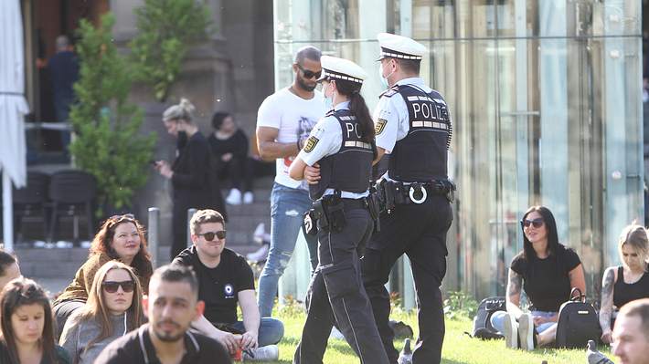 PolizistInnen kontrollieren öffentliches Gelände - Foto: imago images / Ralph Peters