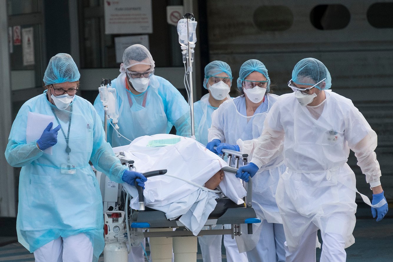 Corona-Schock: 96.000 Neuinfektionen an einem Tag Krankenhauspersonal versorgt einen Patienten auf Trage