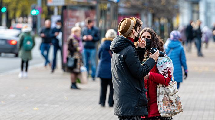 Menschen mit Maske in der Stadt - Foto: iStock / Askolds