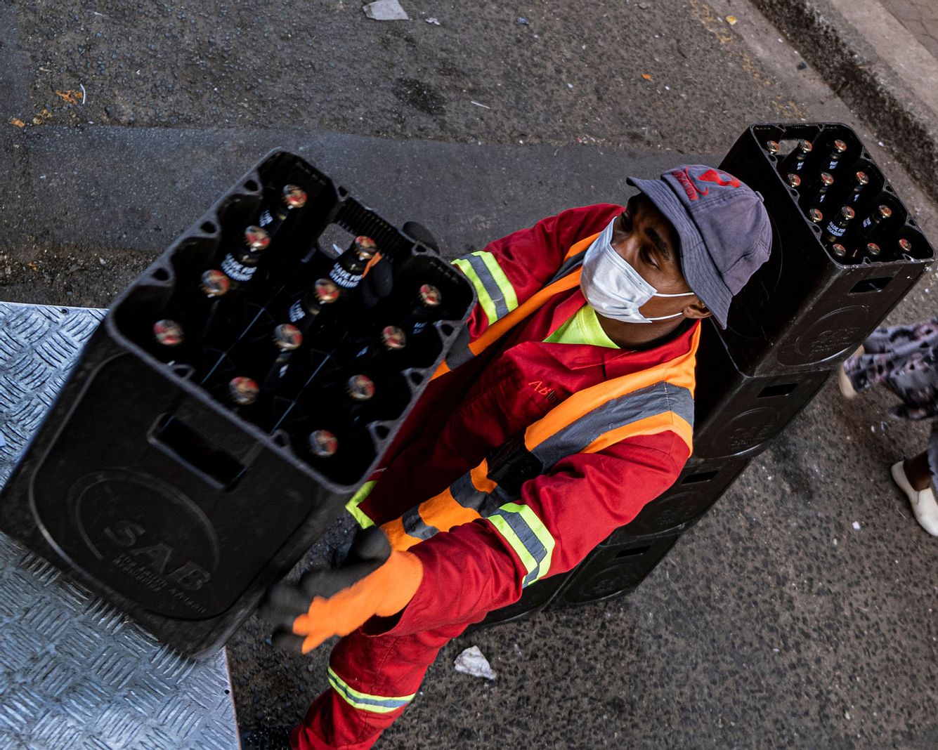 Corona: Warum Südafrika auf ein Alkoholverbot setzte - und damit Erfolg hatte Mann hievt Bierkiste von Ladeluke