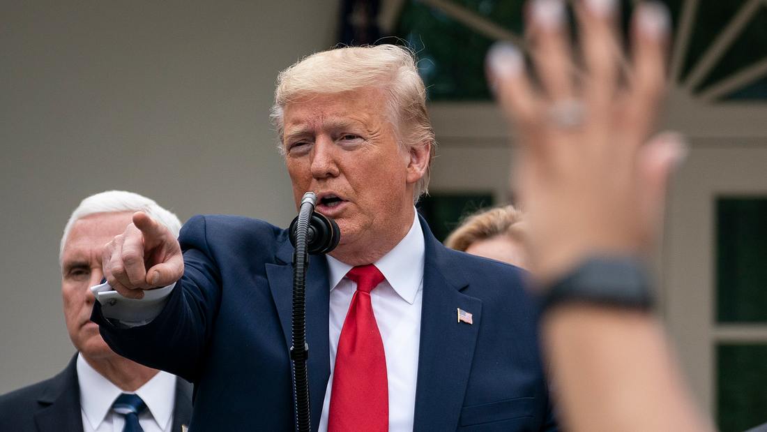 Corona: Trump will deutsche Impfstoff-Firma Donald Trump zeigt auf einer Pressekonferenz mit dem Finger ins Publikum