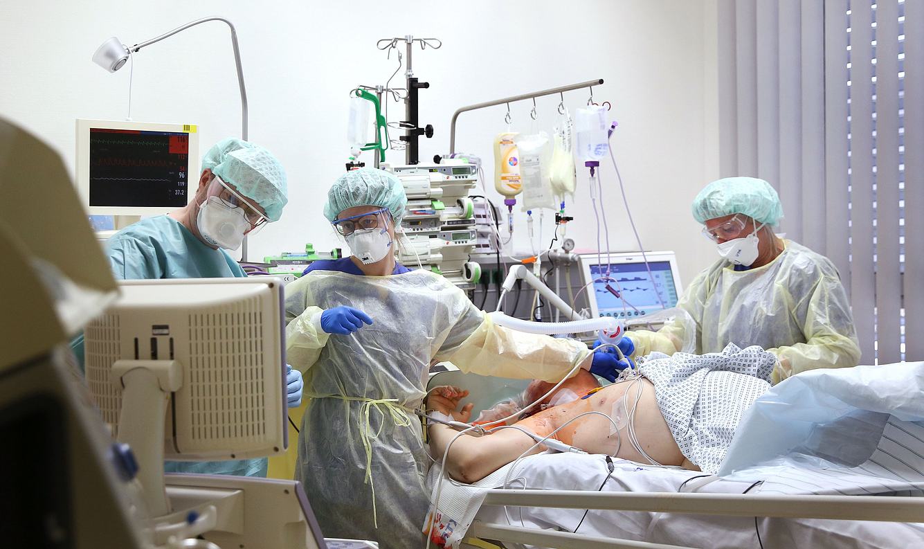 Corona-Virus: Neuinfektionen in Deutschland auf Rekordniveau Patient wird im Krankenhaus behandelt