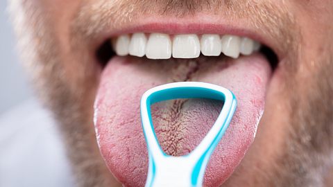 Zunge eines Mannes wird untersucht - Foto: iStock/AndreyPopov