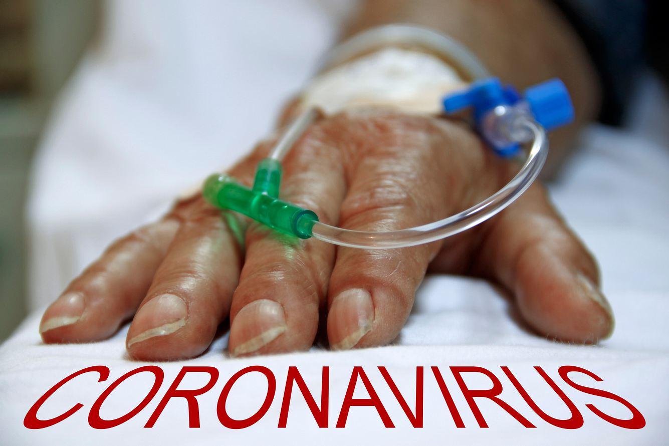Coronaleugner-Ehepaar infiziert sich: Sie stirbt daran Nahaufnahme der Hand eines Corona-Patienten