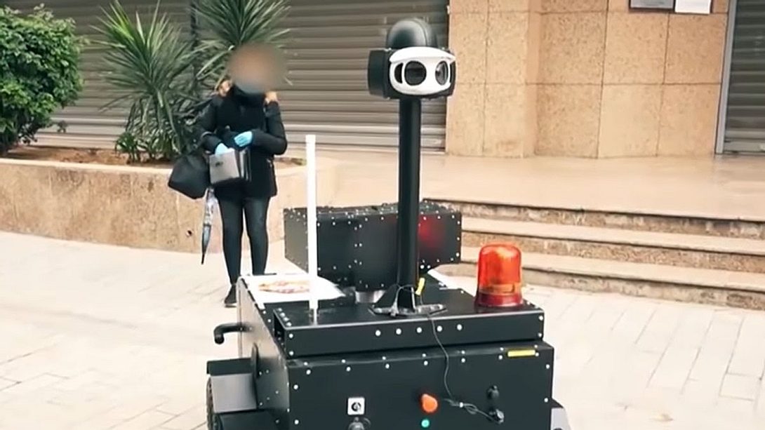 Roboter überprüft Passantin - Foto: Innenministerium Tunesien