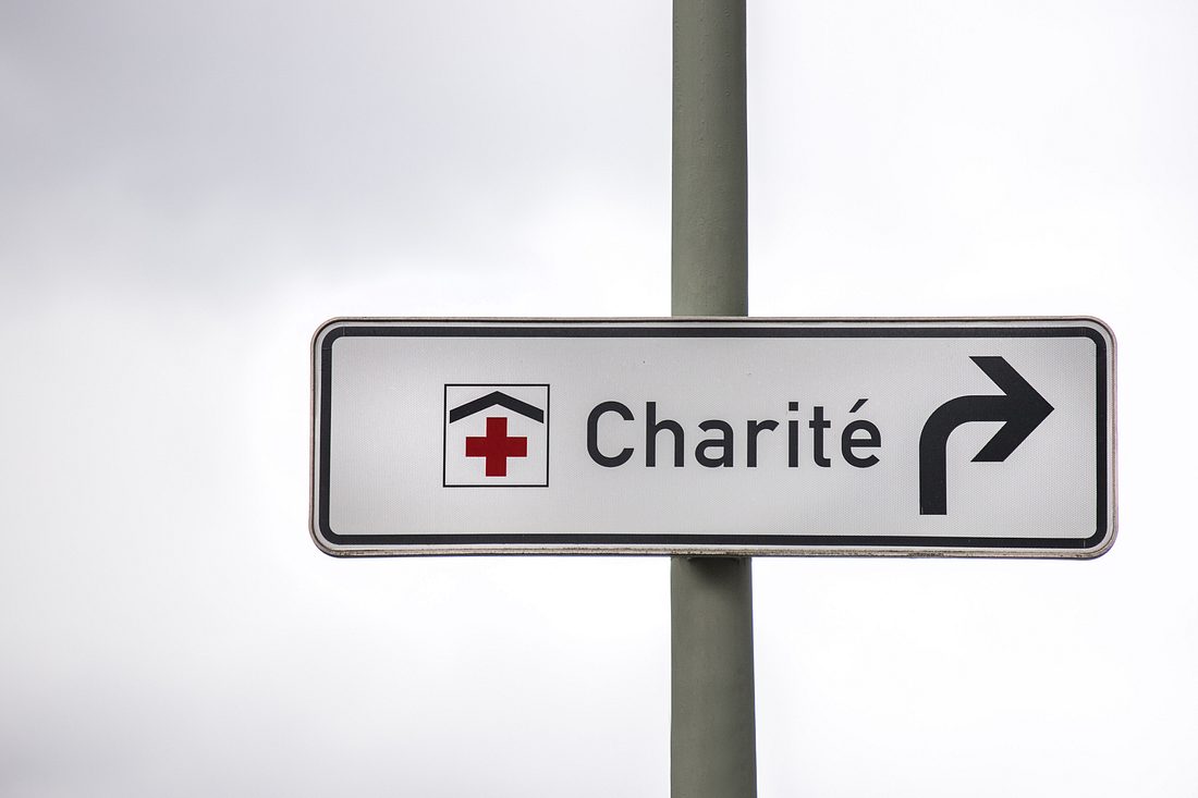 Coronavirus: Charité veröffentlicht App für Erkrankte Straßenschild mit Richtungsanweisung zur Berliner Charité