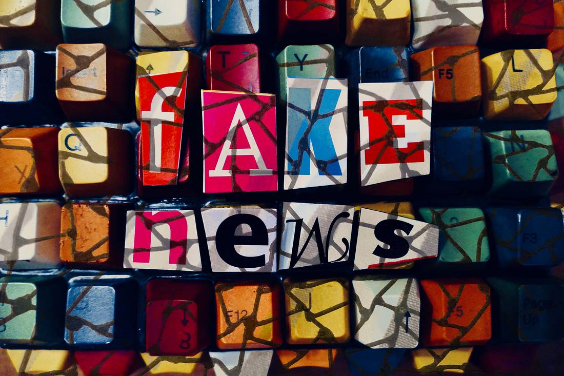 Coronavirus: Diese Meldungen sind Fake News Bunte Tastatur mit der Aufschrift Fake News