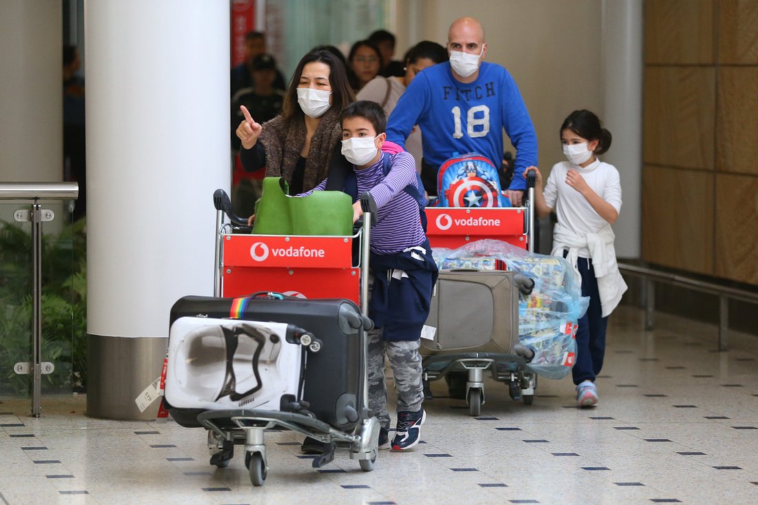 Coronavirus: Flugzeug aus Risiko-Region landet ohne Kontrolle in Hamburg Fluggäste am Flughafen