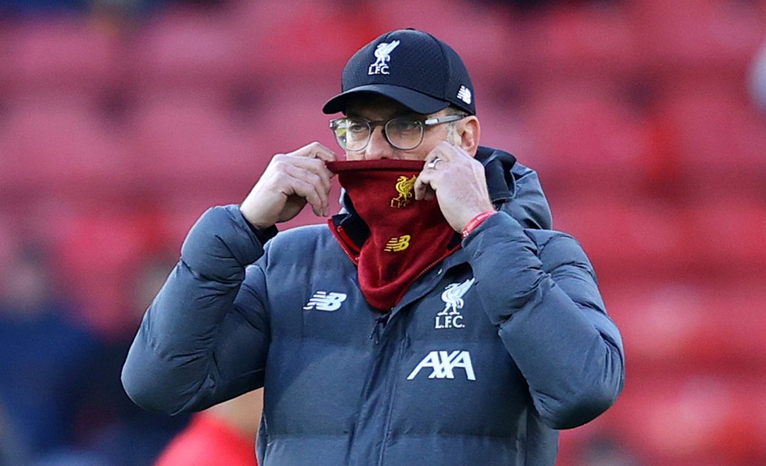 Coronavirus: Jürgen Klopp findet klare Worte Jürgen Klopp zieht sich ein Halstuch über Mund und Nase