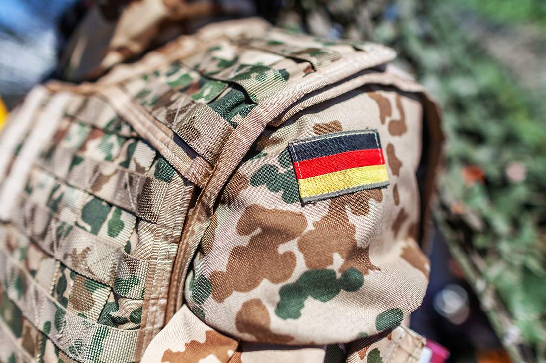 Coronavirus: Kommt jetzt die Bundeswehr – was darf sie, was nicht? Deutsche Flagge auf der Uniform eines Bundeswehrsoldaten