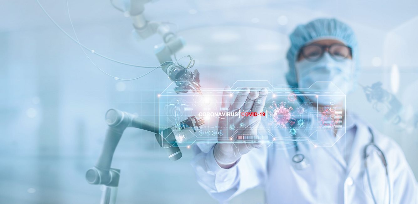 Themenbild: Roboterarm, Arzt im Hintergrund, Bildschirm mit Coronavirus 