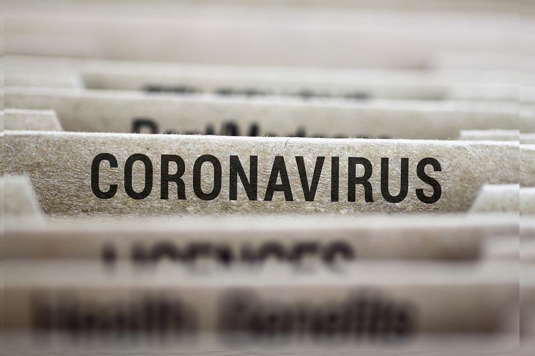 Coronavirus: Rapstar sammelt Millionen für Krankenhaus Akte mit Coronavirus-Beschriftung