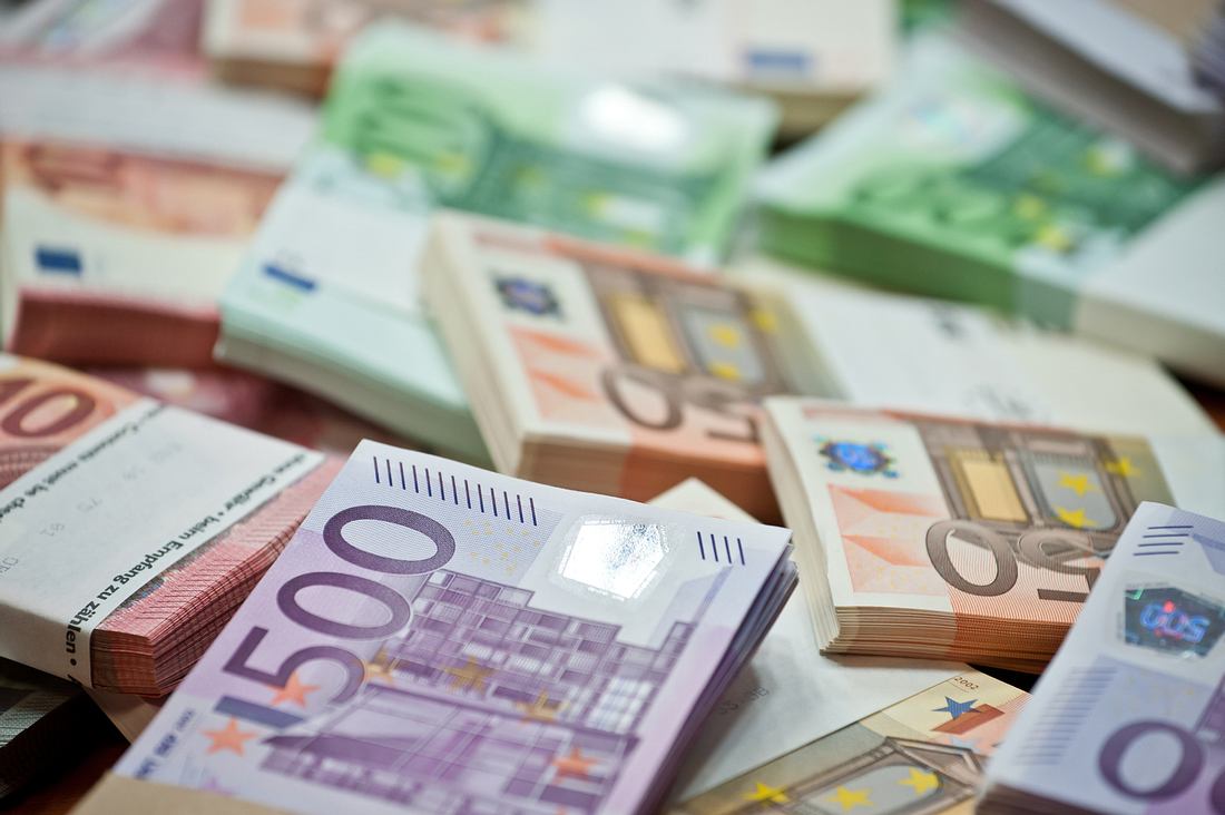 Coronavirus: Regierung plant milliardenschweres Hilfspaket für Solo-Selbstständige Geldbündel mit unterschiedlichen Banknoten