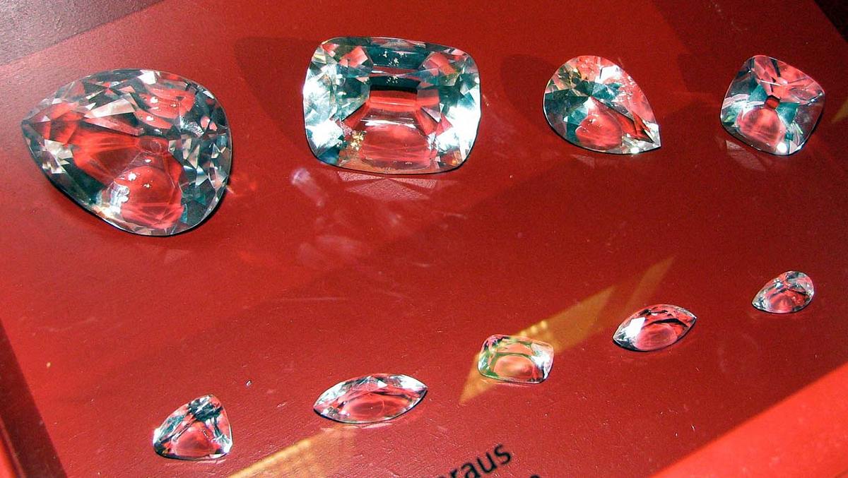 Kopien der neun geschliffenen Diamanten