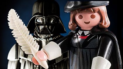 Martin Luther schlägt Darth Vader als Playmobil-Figur - Foto: iStock/Cesare Andrea Ferrari/ Playmobil / Montage: Männersache 
