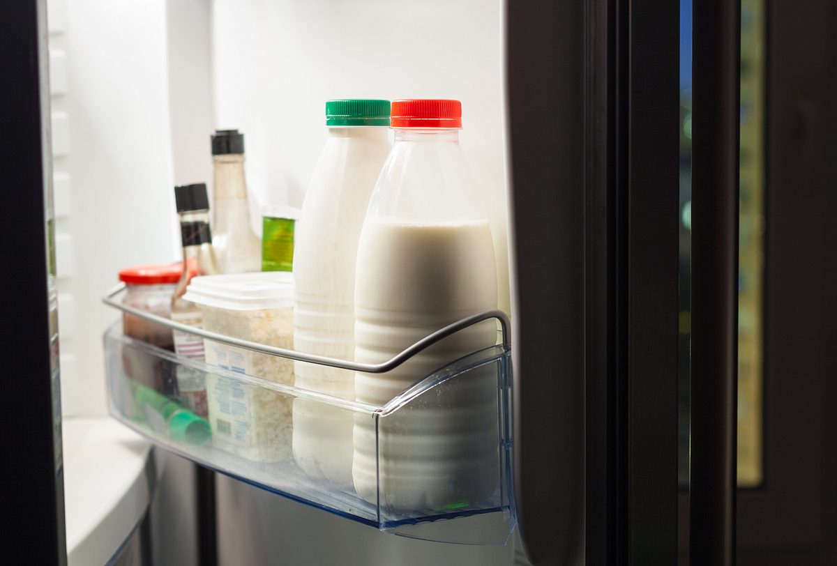 Milch in Kühlschranktür