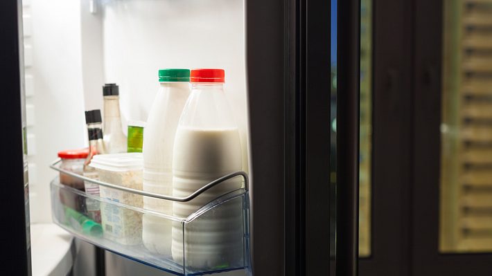Milch in Kühlschranktür - Foto: iStock/VvoeVale