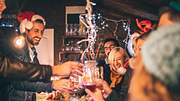 Menschen an Silvester - Foto: iStock/AleksandarNakic