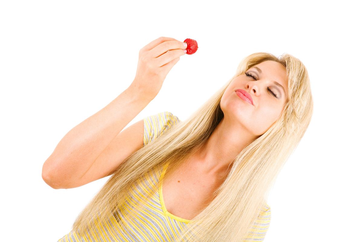 Frau mit Erdbeere