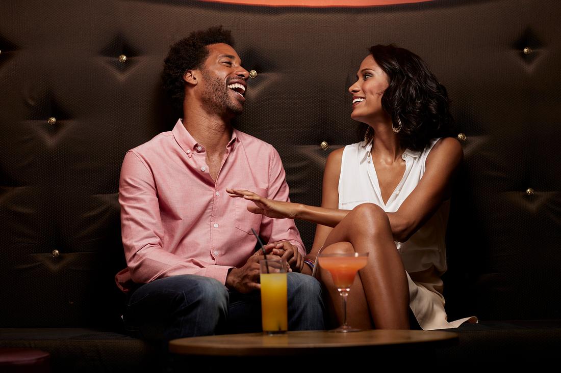 Mann und Frau flirten in einer Bar