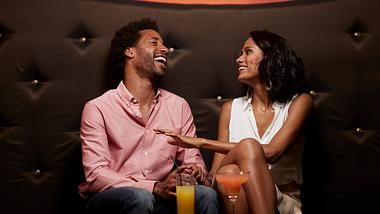 Mann und Frau flirten in einer Bar - Foto: iStock / Morsa Images