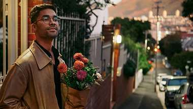 Mann wartet mit Blumen in der Hand - Foto: iStock / mapodile