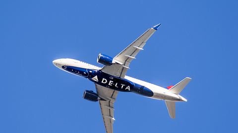 Flieger der Delta-Air-Fluglinie - Foto: iStock / Sundry Photography