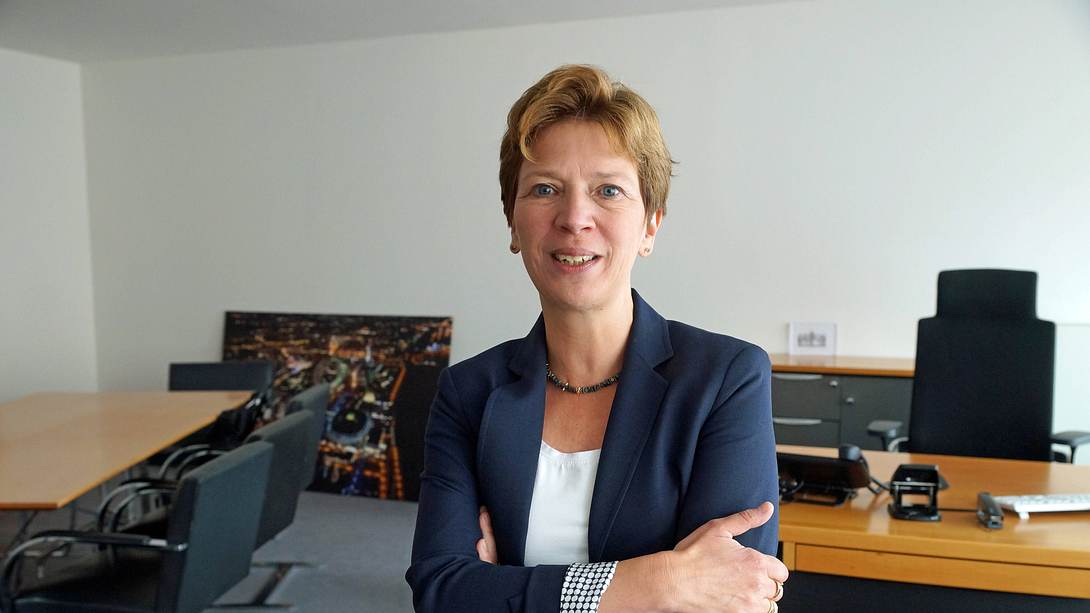 Weibliche Führungskraft vor ihrem Schreibtisch - Foto: imago images / Eckhard Stengel
