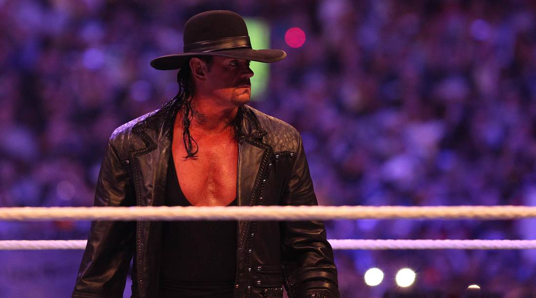 Der Undertaker macht sich bereit für den Kampf Der Undertaker macht sich bereit für den Kampf