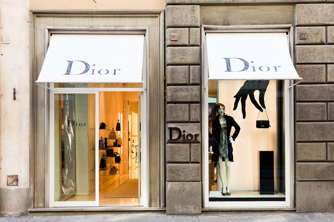Desinfektionsmittel von Dior & Co.: Luxusparfüm-Konzerne stellen Produktion um Außenansicht eines Geschäftes von Dior