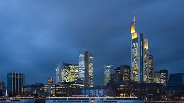 Dunkle Wolken über Frankfurt/Main - Foto: iStock / IMAGINARIUS