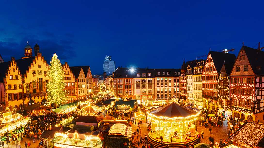 Frankfurter Weihnachtsmarkt beleuchtet  - Foto: iStock / Nikada