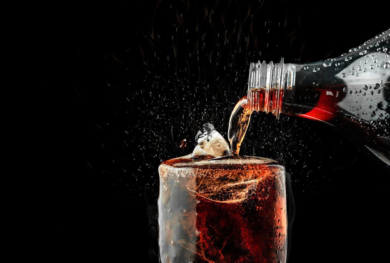 Die 10 beliebtesten Cola-Marken Cola, die in ein Glas gegossen wird