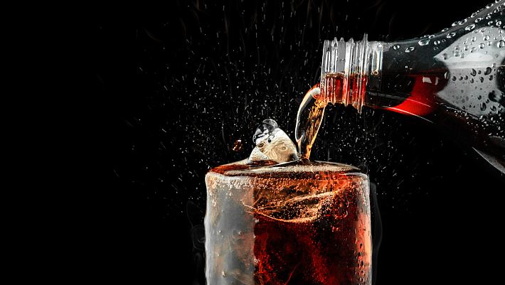 Cola, die in ein Glas gegossen wird - Foto: iStock / Lemon_tm