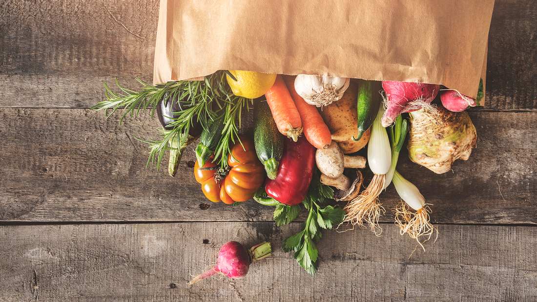 Die unbekannten Zeitformeln der gesunden Ernährung Frisches Gemüse in einer Einkaufstüte