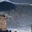 Riesige Brandungswelle vor Nazaré. - Foto: Getty Images/FRANCISCO LEONG