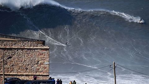 Riesige Brandungswelle vor Nazaré. - Foto: Getty Images/FRANCISCO LEONG