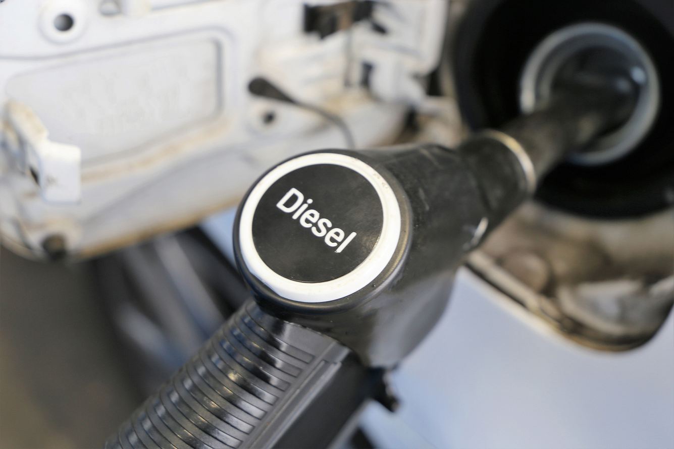 Dieselkraftstoff wird getankt