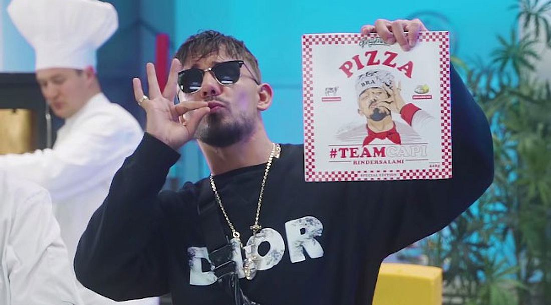 Dieser deutsche Rapper hat jetzt seine eigene Tiefkühlpizza Capital Rapper mit seiner Tiefkühlpizza