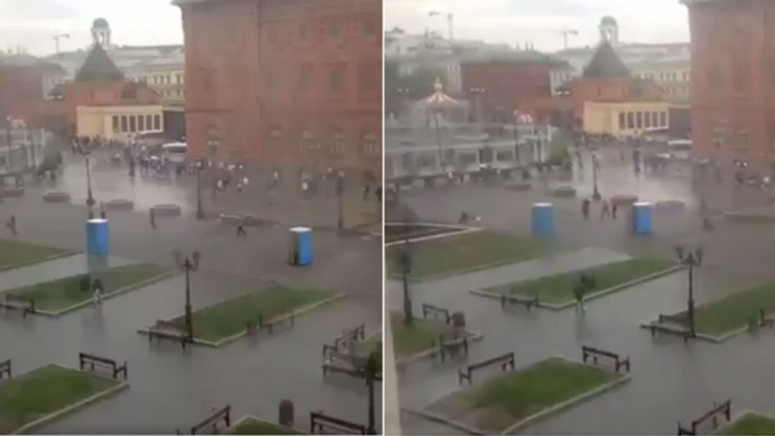 Dixi Klos jagen Passanten durch die Straßen Moskaus