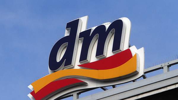 Logo der Drogeriekette dm - Foto: IMAGO / Ralph Peters